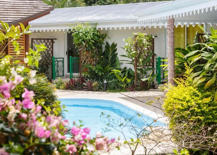 subtiles-tahiti-tahiti-pension-relais-fenua©relais-fenua Pension Relais Fenua à Tahiti - vue extérieur sur la piscine avec les chambres standard autour