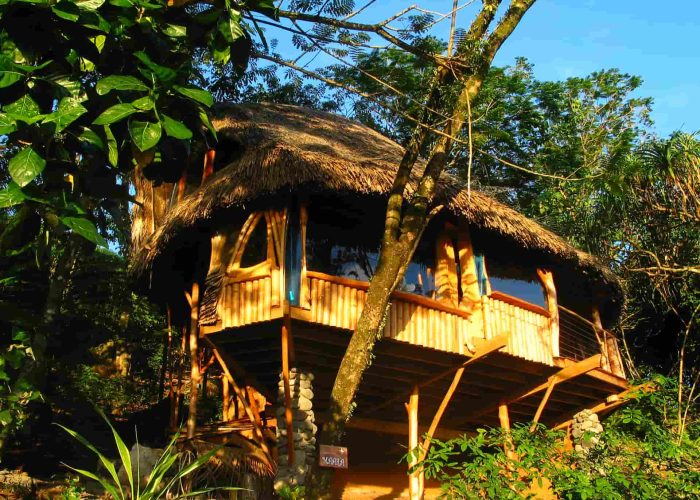 Pension Vanira Lodge à la presqu'île de Tahiti. Extérieur du Bungalow Nature Maara.