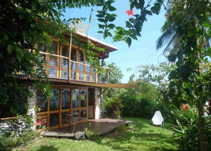 Pension Vanira Lodge à la presqu'île de Tahiti. Extérieur du Bungalow Terrasse Lichee.