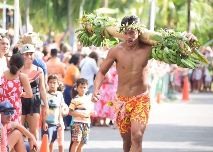 Porteur de fruits (bananes) en Polynésie lors du Heiva Taihti
