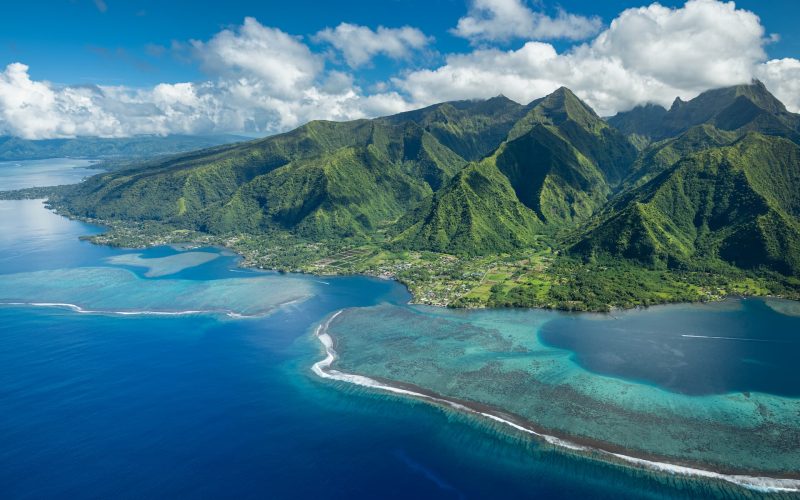 vue aérienne du lagon et de la montagne de Tahiti