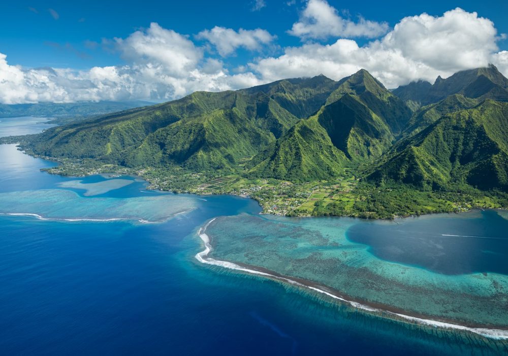 vue aérienne du lagon et de la montagne de Tahiti