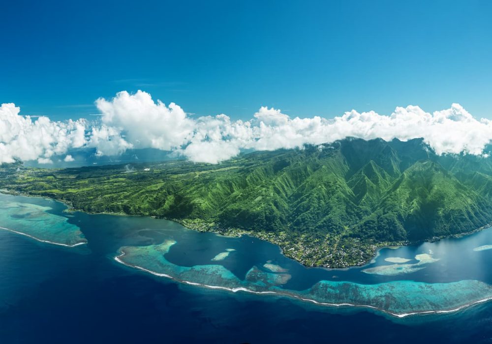 Vue aérienne de Tahiti montagnes et lagon