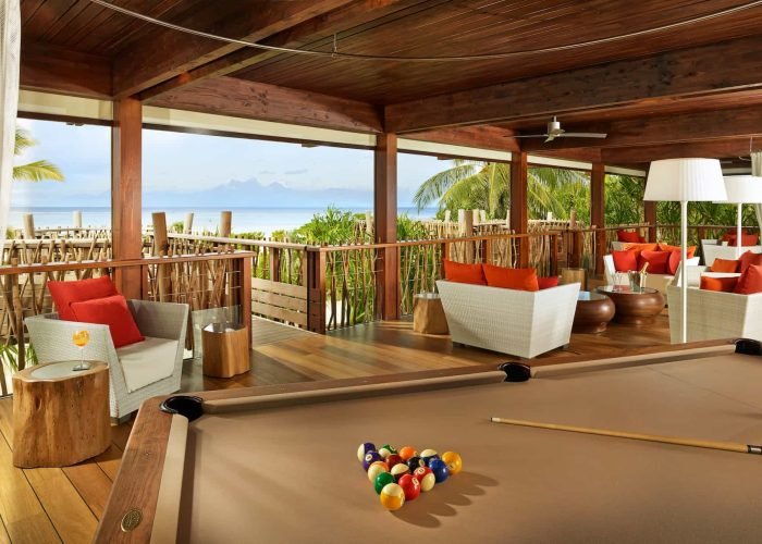 Hôtel The Brando 5* à Tetiaroa - Te Manu Bar, salon et billard, vue sur le lagon.