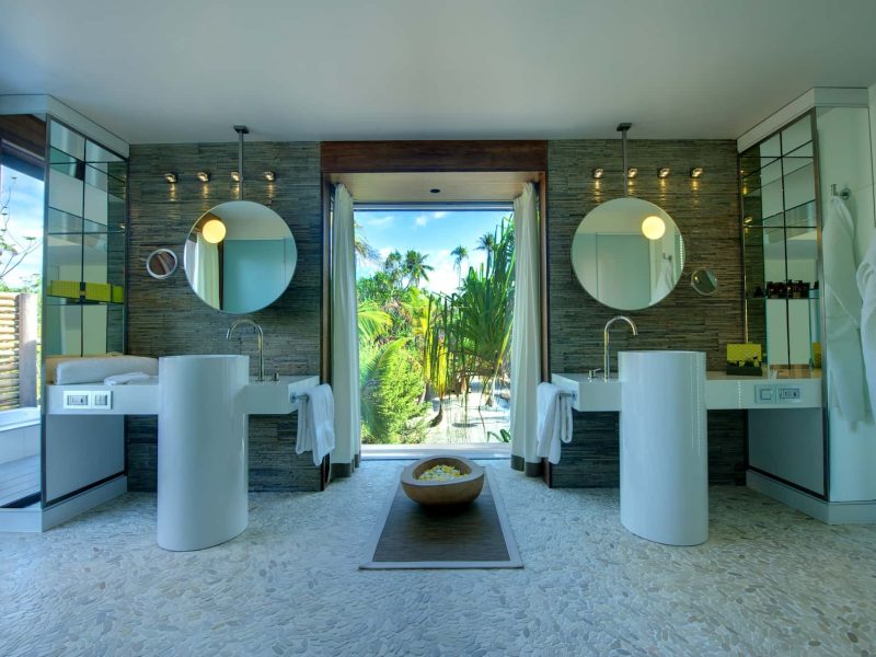 Hôtel The Brando 5* à Tetiaroa - vue vue l'intérieure de la salle de bain