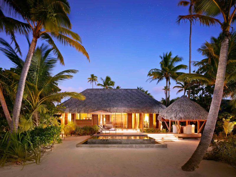 Hôtel The Brando 5* à Tetiaroa - vue extérieure au coucher du soleil, sur une villa page 1 chambre avec piscine privée