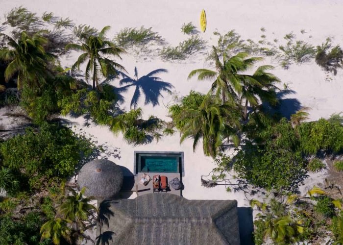 Hôtel The Brando 5* à Tetiaroa. Vue aérienne sur une villa plage avec piscine et plage privée.