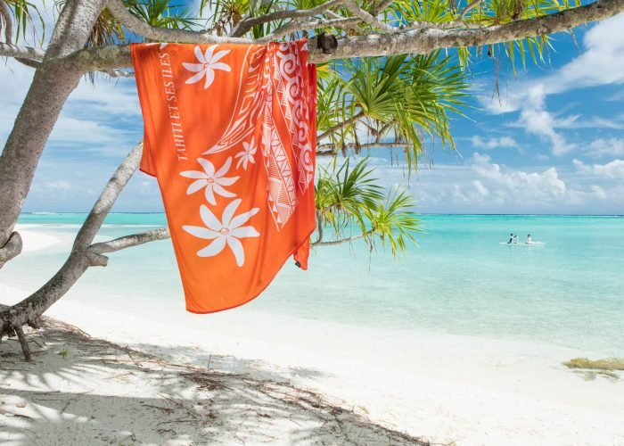 Tetiaroa - paréo accroché à un arbre devant le lagon turquoise de Tetiaroa