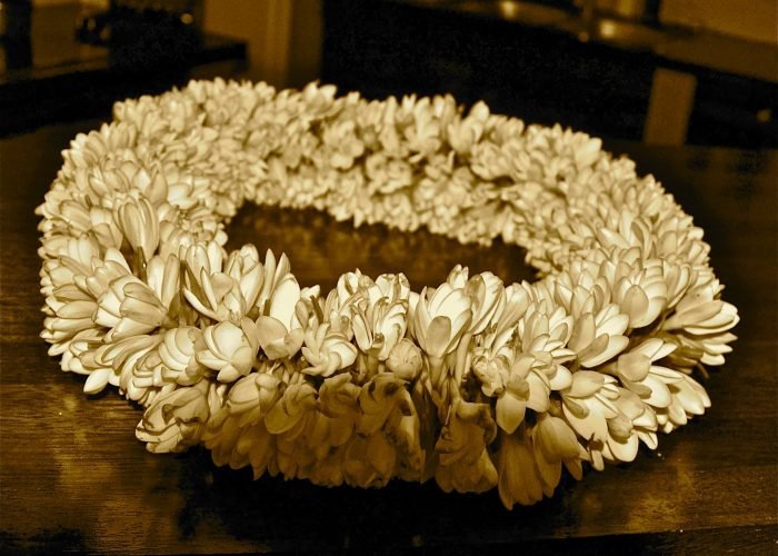 couronne de fleurs de tiare tahiti en noir et blanc