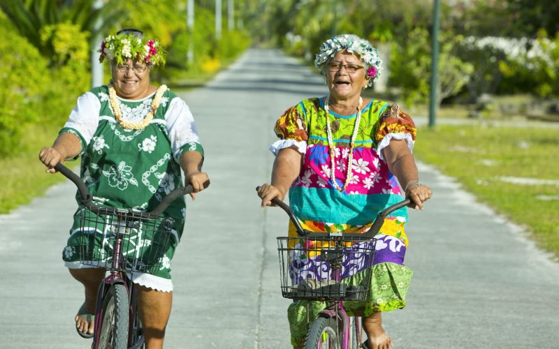 Couple tahitien sur des vélos