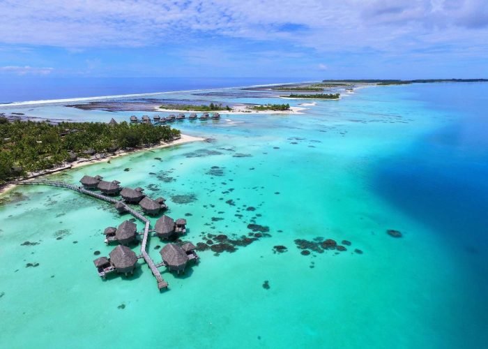 subtiles-tahiti-tikehau-hôtel-le-tikehau-by-pearl-resorts-15©le-tikehau-by-pearl-resorts Hôtel Le Tikehau by Pearl Resorts 4* - vue aérienne sur les Suites sur Pilotis au milieu du lagon turquoise.