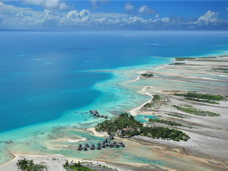 Hôtel Le Tikehau by Pearl Resorts 4*- vue aérienne sur l'hôtel, les bungalow sur pilotis le lagon et les motus de Tikehau.