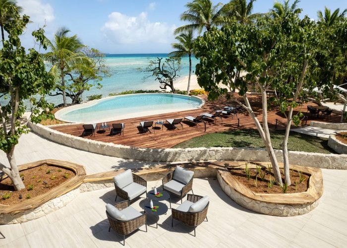 subtiles-tahiti-tikehau-hôtel-le-tikehau-by-pearl-resorts-3©le-tikehau-by-pearl-resorts Hôtel Le Tikehau by Pearl Resorts 4*- vue aérienne sur la piscine et le bar de l'hôtel. Lagon en arrière plan.