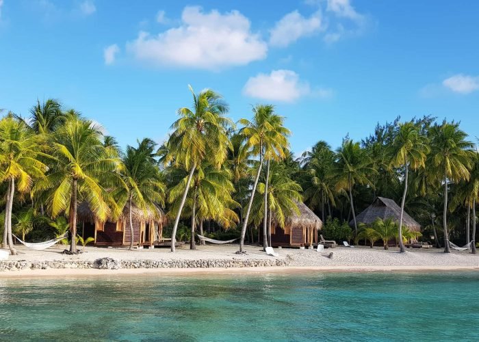 subtiles-tahiti-tikehau-hôtel-le-tikehau-by-pearl-resorts©le-tikehau-by-pearl-resorts Hôtel Le Tikehau by Pearl Resorts 4* - vue les bungalows plage depuis le lagon.