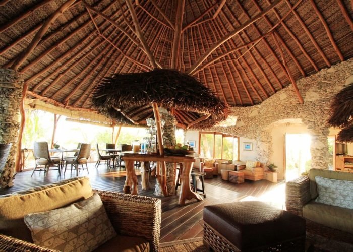 Pension Ninamu Resort à Tikehau - Salle de restaurant intérieur.