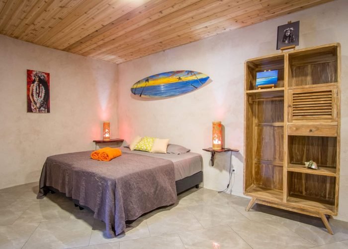 Pension Ninamu Resort à Tikehau - intérieur d'un bungalow déluge jardin "vini vini"