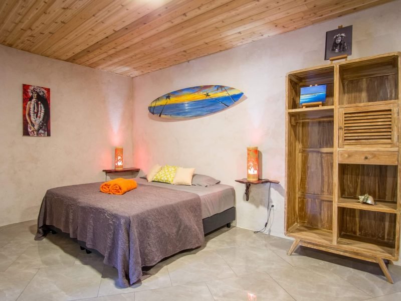 Pension Ninamu Resort à Tikehau - intérieur d'un bungalow déluge jardin "vini vini"