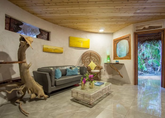 Pension Ninamu Resort à Tikehau - Salon d'un Bungalow Deluxe Jardin Vini.