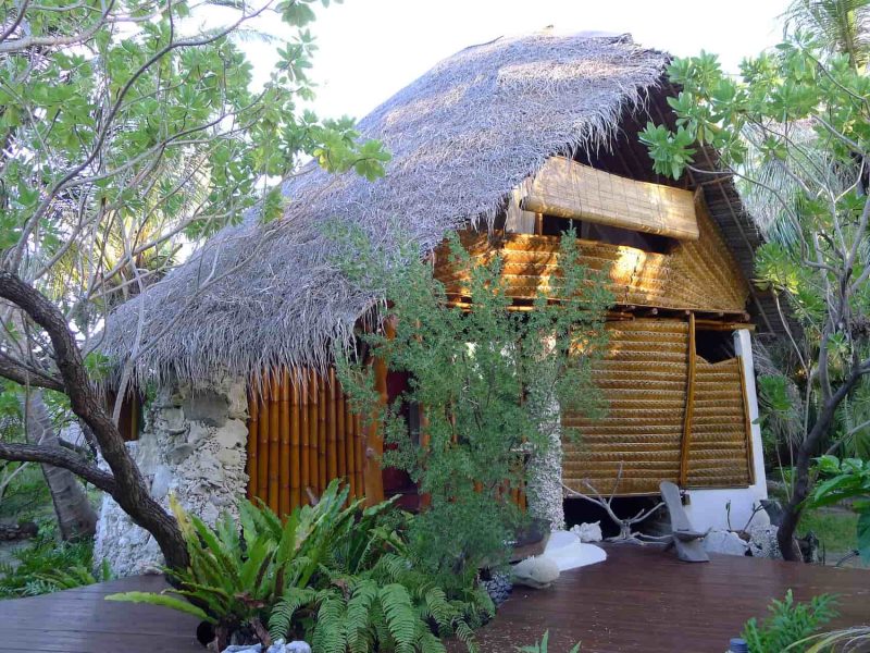 Pension Ninamu Resort à Tikehau. Vue de l'extérieur d'un bungalow traditionnel duplex.