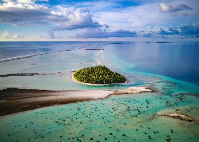 Pension Ninamu Resort à Tikehau - vue aérienne sur le motu de la pension au milieu du lagon de Tikehau.