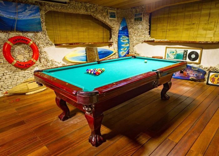 Pension Ninamu Resort à Tikehau - salle de jeux avec billard.
