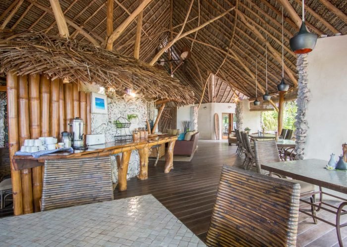 Pension Ninamu Resort à Tikehau - intérieur de la salle de restaurant et du buffet du petit-déjeuner.