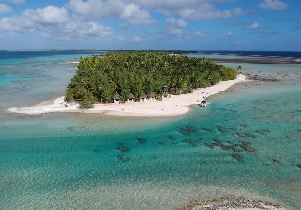 Pension Ninamu Resort à Tikehau - Vue aérienne du motu Tavararo.