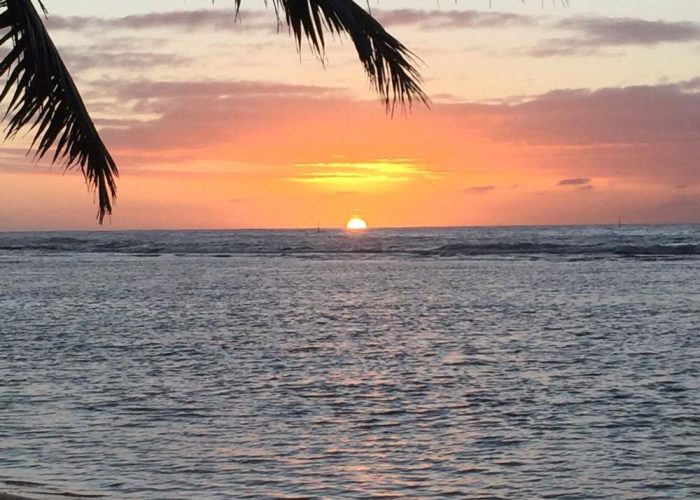 Pension Wipa Lodge à Tubuai, archipel des Australes - Coucher de soleil sur le lagon depuis la plage.