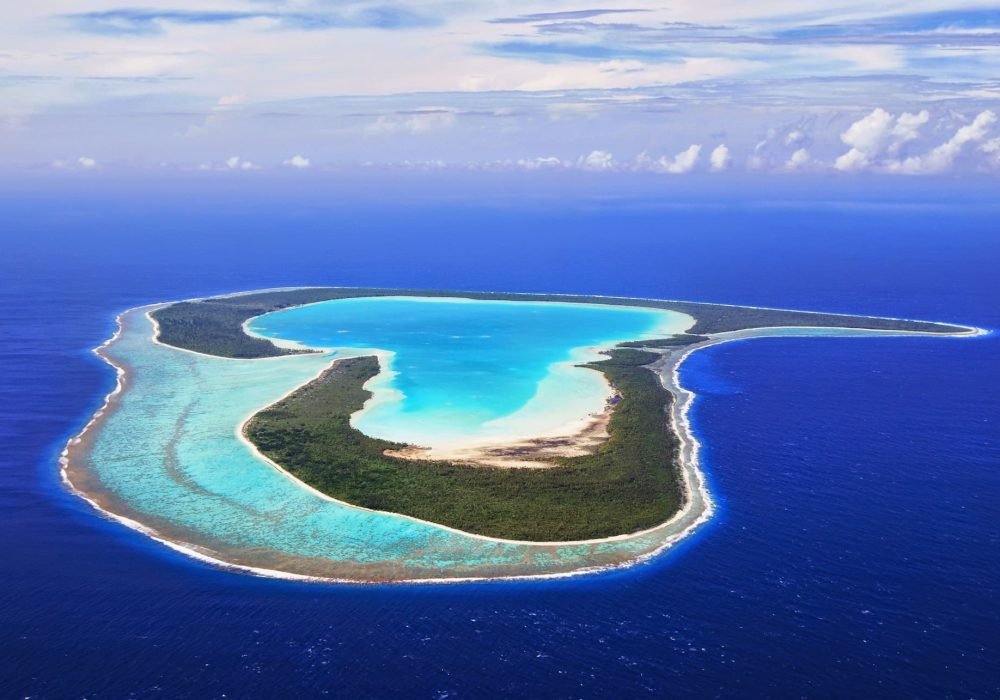 Vue aérienne de Tupai, l'île en forme de coeur.