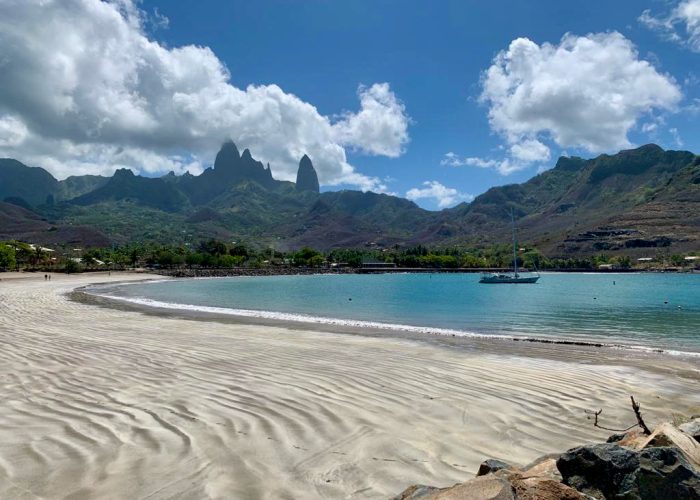 Plage de Ua Pou avec ces pics rocheux en arrière plan.